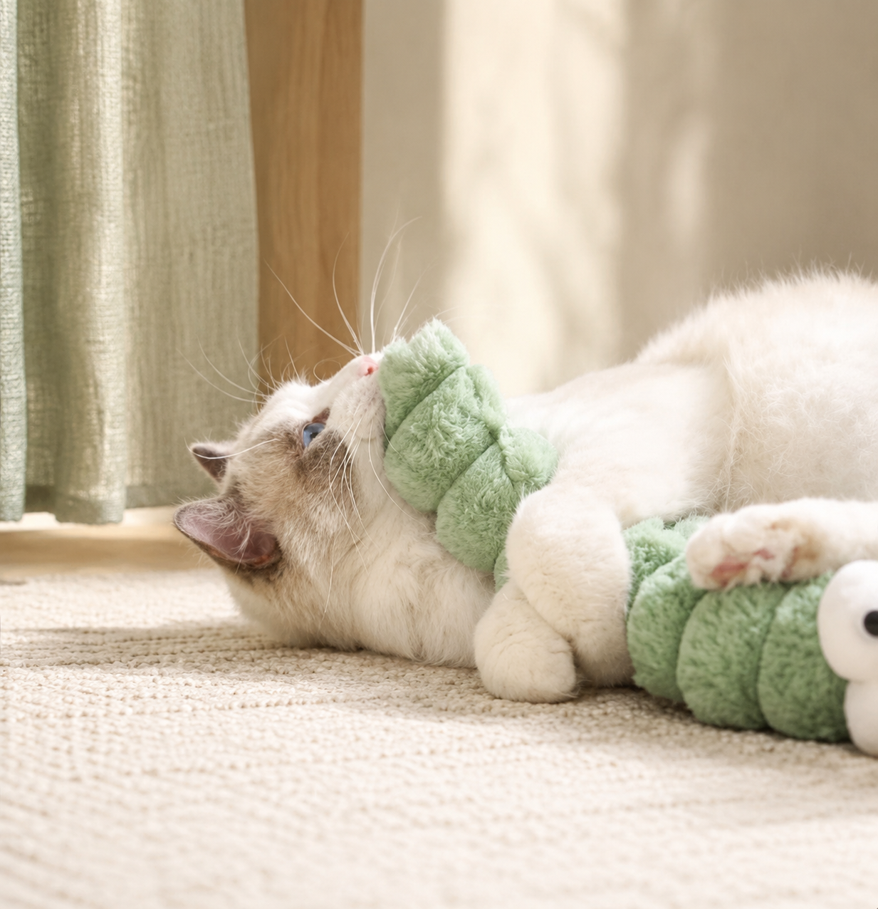 Peluche chenille à mâcher pour chat avec herbe à chat